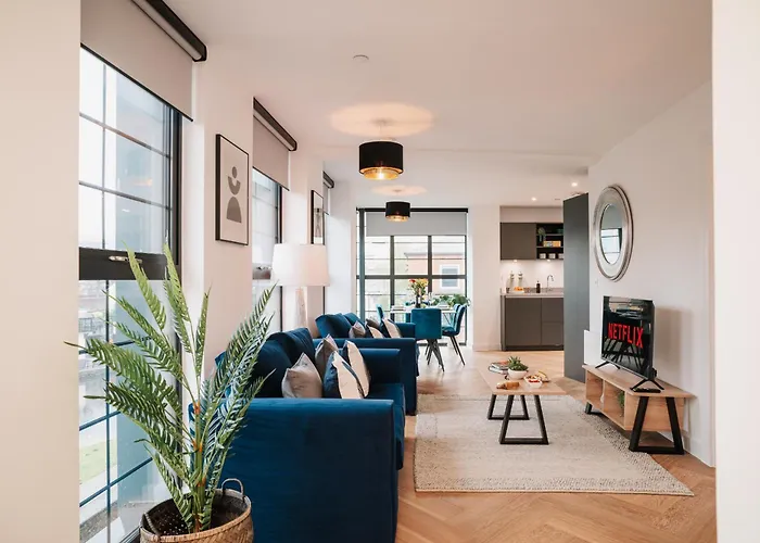 Luxury City & Canal View Stylish Pad, Family, Contractors, Fast Wifi